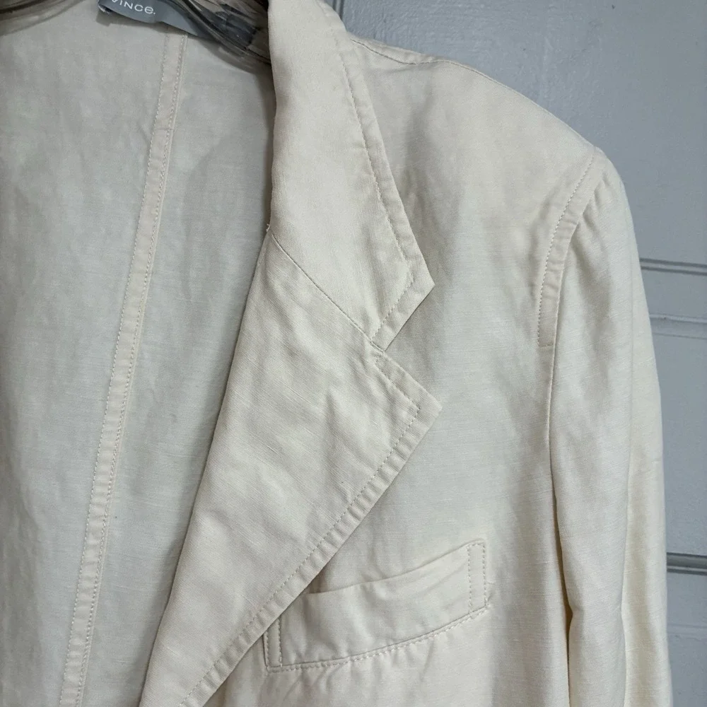 Vince Womens Blazer Beige Size 8 Lightly padded Classic Tailored Fit Casual
